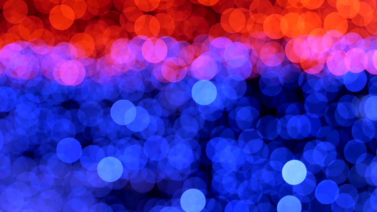 el fondo abstracto de la noche está desfocado con un bonito bokeh. luces de navidad borrosas bokeh. panorámica a través del borrón.