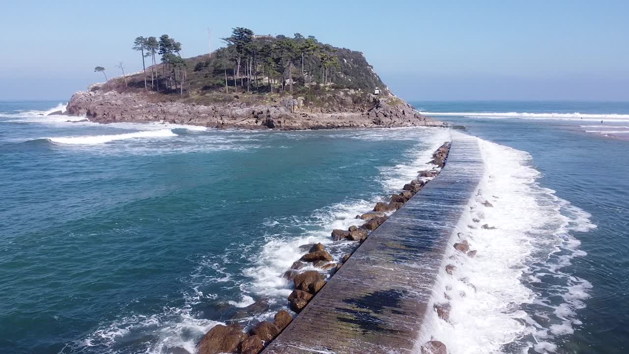 vista aérea de drones de la isla de san nicolás en la playa de lekeitio en el país vasco