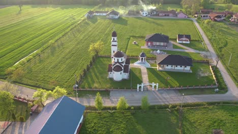 Volando-Alrededor-De-La-Iglesia-En-Un-Pequeño-Pueblo-Con-Mavic-2-Pro