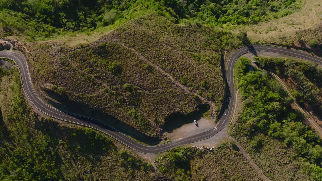 el avión no tripulado vuela por encima de la curva de la carretera de montaña en panamá, el cráter del valle de antón