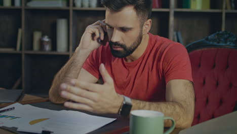 Hombre-Furioso-Hablando-Por-Teléfono-En-El-Escritorio.-Hombre-De-Negocios-Enojado-Hablando-Por-Teléfono-Móvil