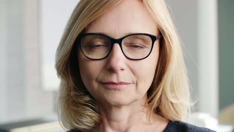 Mujer-Madura-Sonriente-Con-Gafas