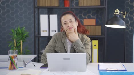 Mujer-De-Negocios-Con-Sueños-Y-Metas.