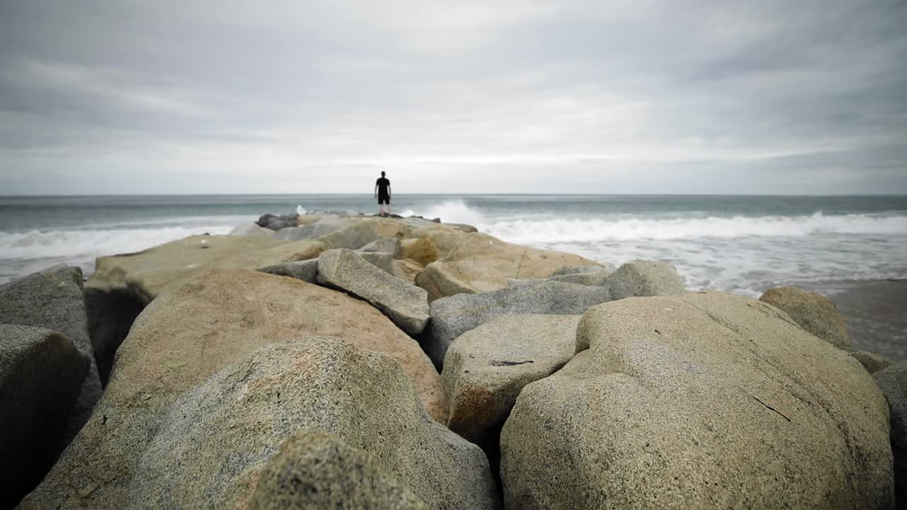산타 모니카 주립 해변에서 부두에 서있는 남자