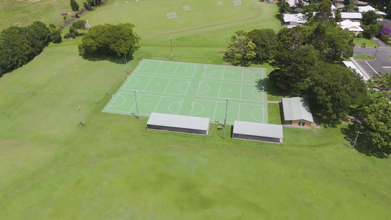 ドローンが撮影したスポーツグラウンドと周辺地域