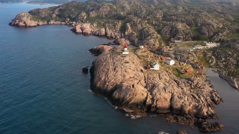 faro costero. el faro de lindesnes es un faro costero en el extremo sur de noruega.
