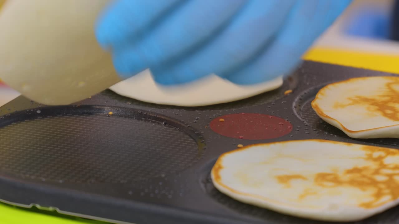 cocinero callejero horneando un panqueque