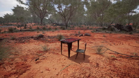 escritorio y silla solitarios en el interior de australia