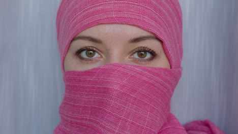 mujer con un hijab rosa