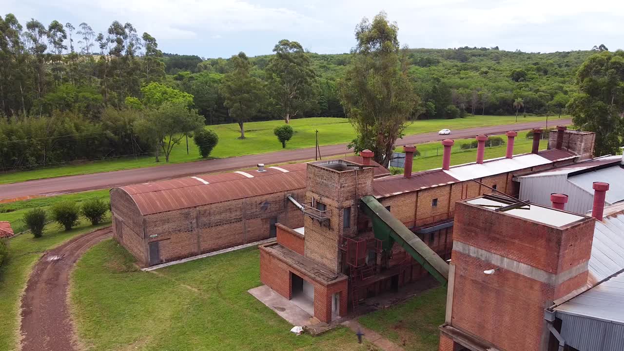 foto aérea de la fábrica de yerba mate en apostoles, misiones, argentina