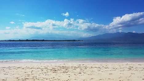 hermosa playa tropical de arena blanca con el mar turquesa esmeralda