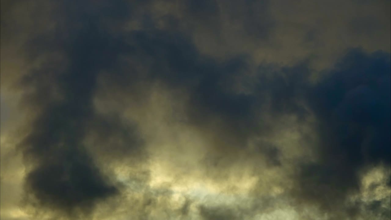oscuro y dramático área de nubes de tormenta de fondo. lapso de tiempo. tormenta épica nubes tropicales al atardecer. lapse de tiempo 4k uhd.