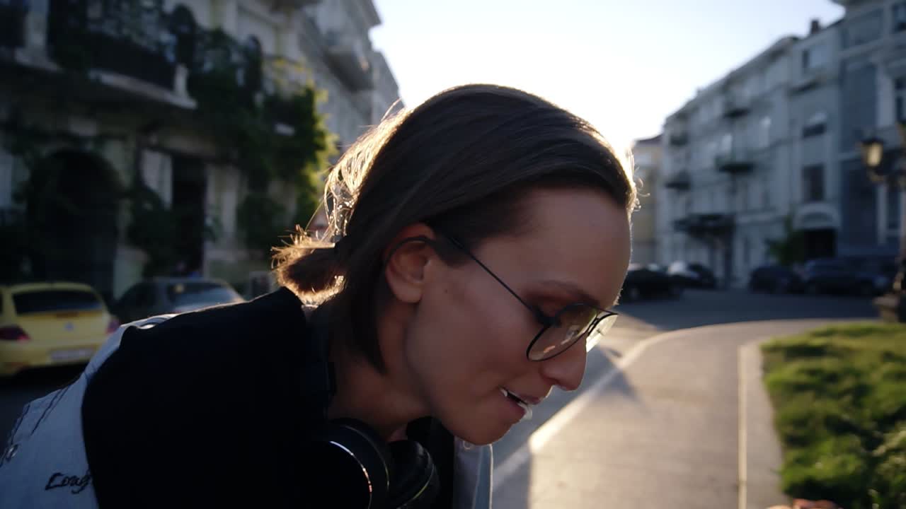 рука с вафли конус мужчина мороженое кормить свою девушку, сделать шутку, сунул мороженое в нос, смеясь. на открытом воздухе