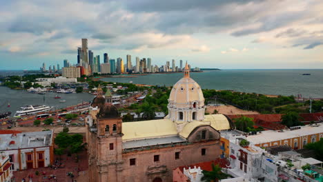 Toma-Aérea-Sobre-Cartagena-De-Indias,-Colombia-Al-Atardecer.