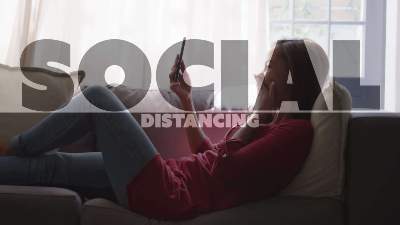 Animação de texto sobre distanciamento social sobre mulher usando smartphone em casa