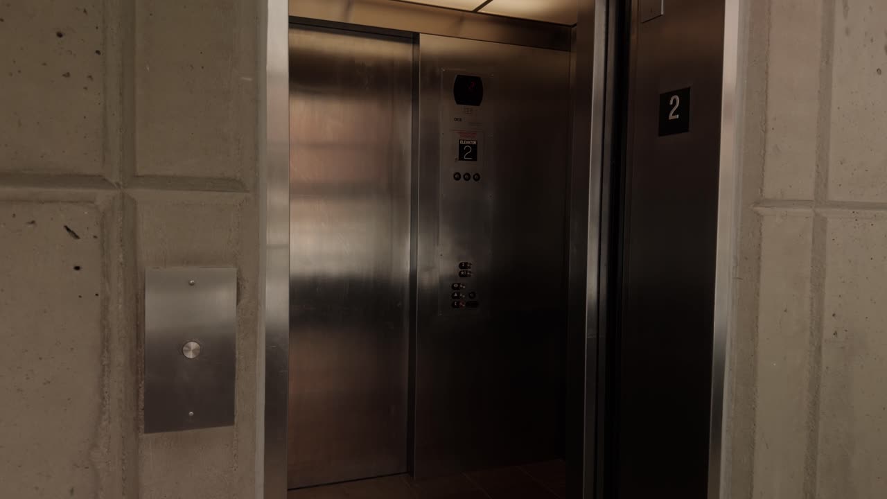 Tomada estável de portas de elevador abrindo, leve movimento panorâmico, depois fechando novamente