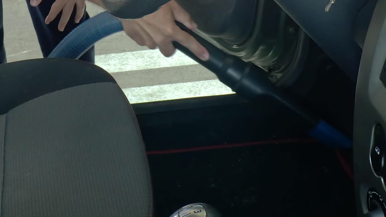 Man Car Clean and vacuum