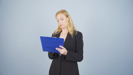 mujer de negocios tratando de memorizar su presentación.