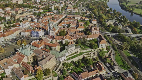 Vista-Panorámica-Aérea-V4-De-Litomerice-Chequia,-Vuela-Alrededor-De-La-Iglesia-De-Todos-Los-Santos-Capturando-El-Encantador-Centro-De-La-Ciudad-Con-La-Calle-Dlouha-Que-Conduce-A-La-Plaza-De-La-Paz---Filmada-Con-Cine-Mavic-3---Noviembre-De-2022