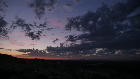 puesta de sol con nubes en una ciudad andaluza en primavera