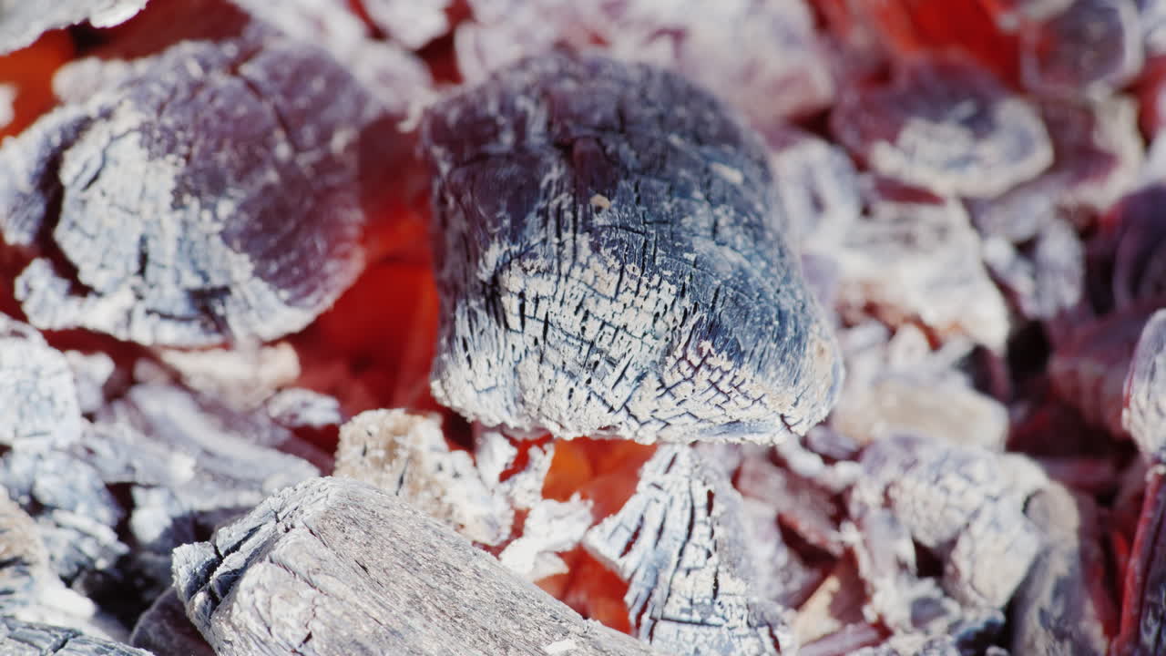 불이나 벽난로 매크로 비디오의 불에 탄 석탄