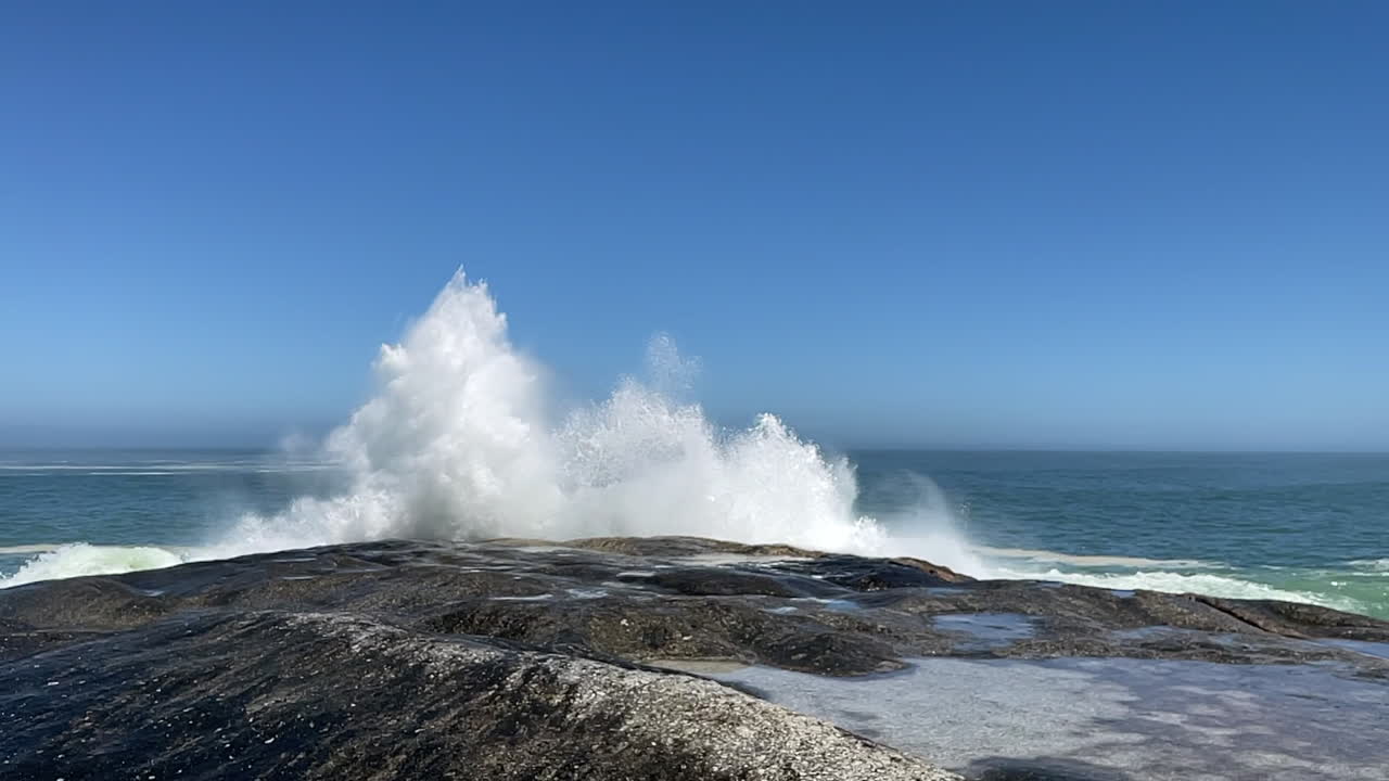 남아프리카 케이프 타운의 모래 만 해변에서 해안에 충돌하는 강력한 파도