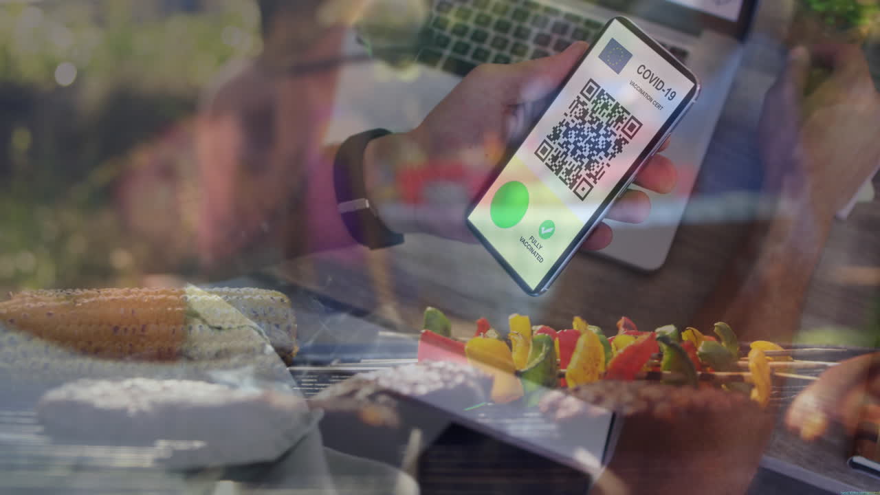 animación de un hombre con un teléfono inteligente con pasaporte de vacunación contra la covid-19 sobre personas que se divierten