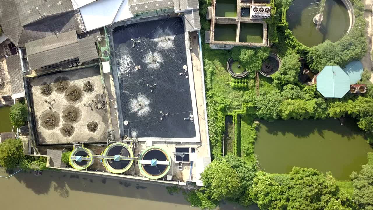 공중 상단에서 볼 수 있는 산업 구역의 폐수 처리 시스템의 4k