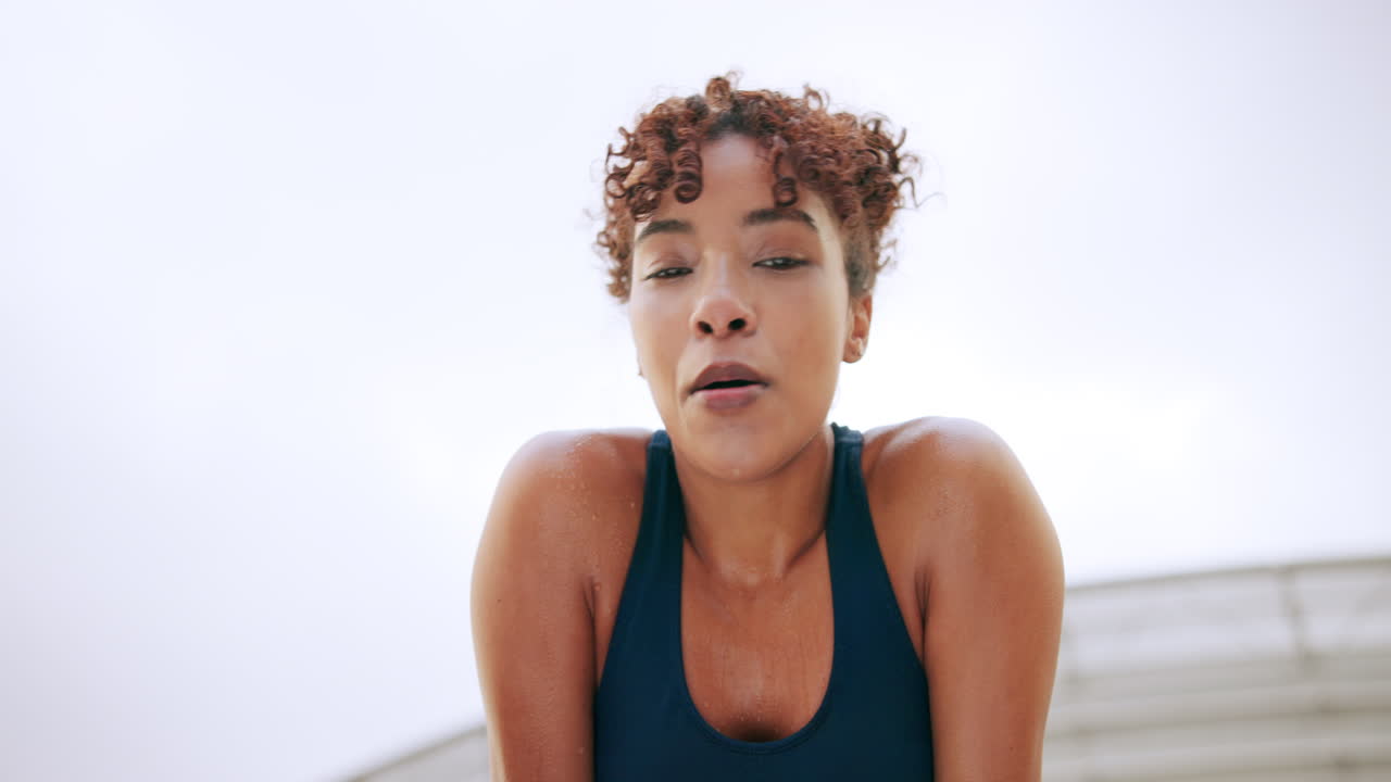 mujer descansando después del ejercicio