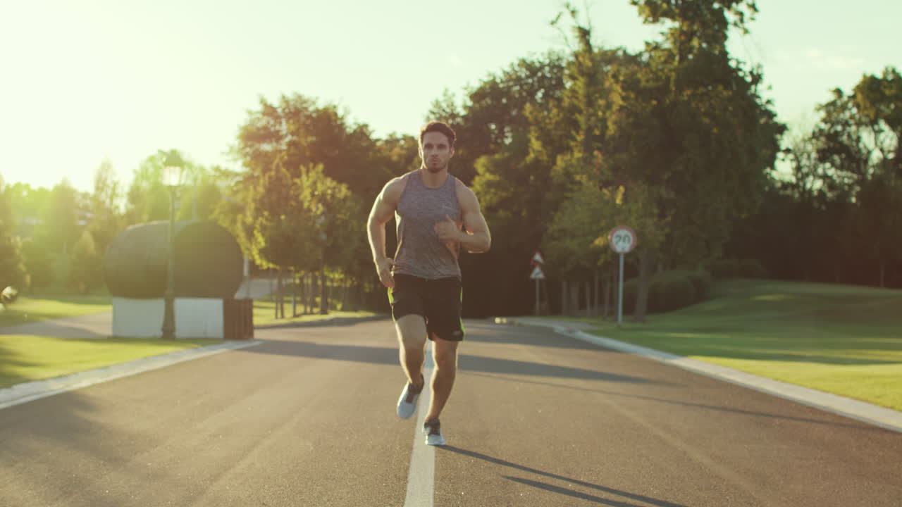 hombre de fitness corriendo en el parque en la mañana de verano. hombre de deporte corriendo de entrenamiento
