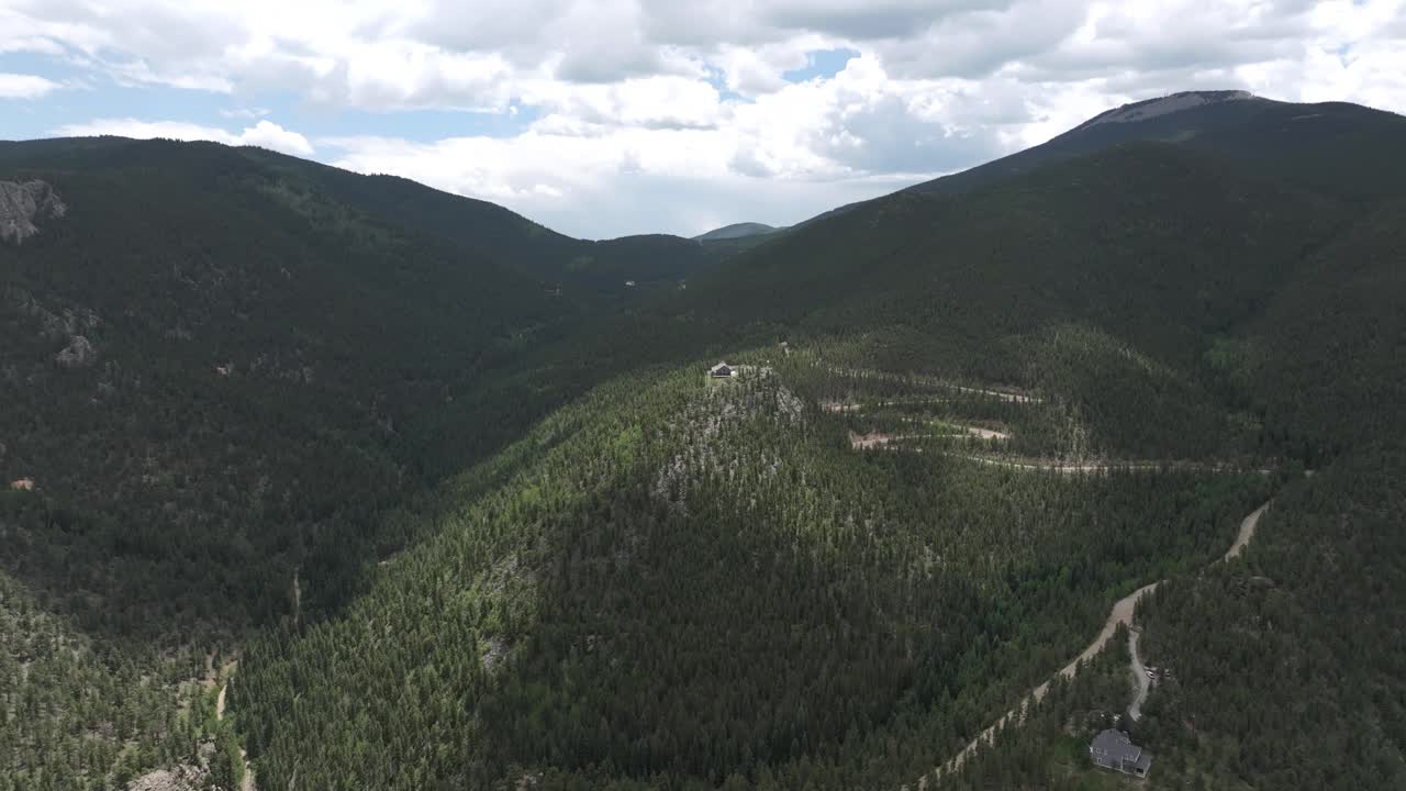 disparo de drones de casas aisladas y carreteras en colinas en el paisaje de colorado ee.uu.
