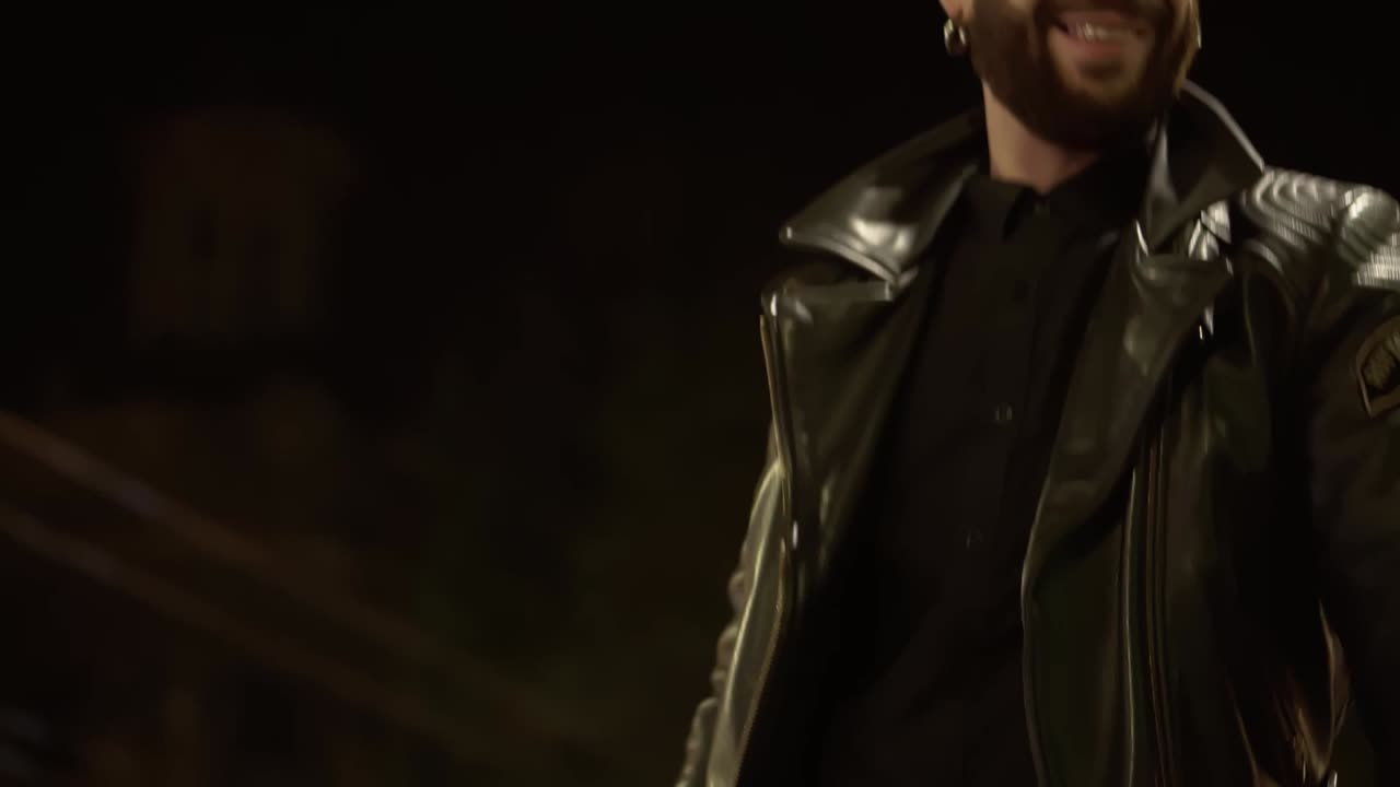 человек прыгает на рулевом колесе своего вертолета и улыбается