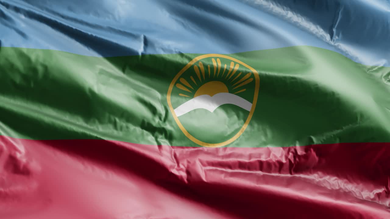 la bandera de karachay cherkessia se agita lentamente en el bucle del viento. el estandarte karachay-cherkess se balancea suavemente en la brisa. fondo de relleno completo. bucle de 20 segundos.