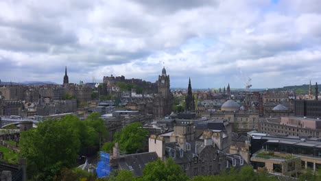 Una-Hermosa-Foto-De-Lapso-De-Tiempo-De-Nubes-Sobre-El-Horizonte-De-Edimburgo,-Escocia