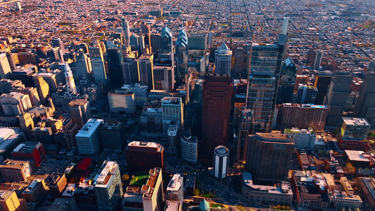 Philadelphia, USA, 24. april 2026: Højt luftfoto af Philadelphias centrum og gadenet. Højt luftfoto over Philadelphias centrumtårne, Rådhuset, hustage og det omkringliggende gadenet.