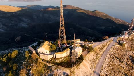 vista de drones de pantokrator, la montaña más alta de la isla de corfú, grecia