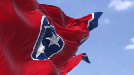 la bandera del estado de tennessee ondeando en el viento.