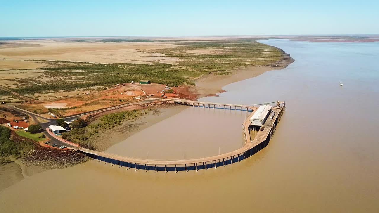 더비 항구 부두를 보여주고 배경에 더비 타운십이 드러나는 공중 회전 사진