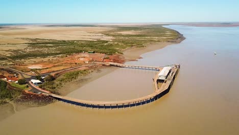 Toma-Aérea-Circular-Que-Muestra-El-Embarcadero-Del-Puerto-De-Derby-Y-Luego-Revela-El-Municipio-De-Derby-En-El-Fondo