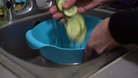 enjuagar las rodajas de verduras frescas en un colador