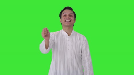 Glücklicher-Indischer-Mann,-Der-Auf-Jemandem-Auf-Grünem-Bildschirm-Lacht