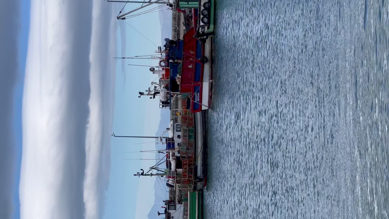 파란 하늘을 가진 수직 도시 항구: 건축 도크와 물 위의 해양 선박