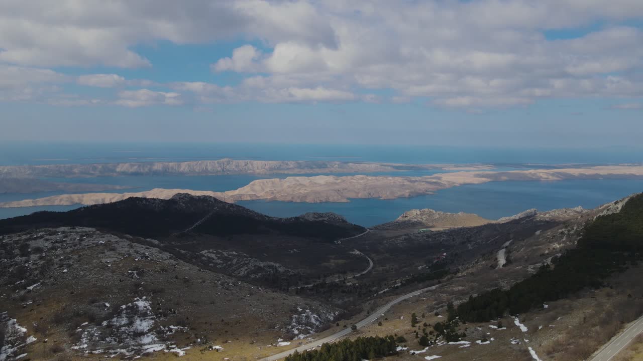 sombras de nubes en la costa rocosa única de la isla de pag