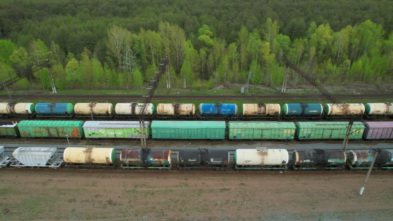 역 에 있는 화물 열차 들 의 공중 사진