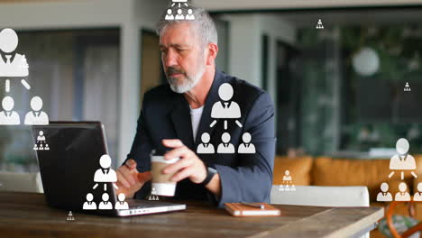 animación de diagramas de flujo sobre hombre caucásico bebiendo café mientras trabaja en la computadora portátil