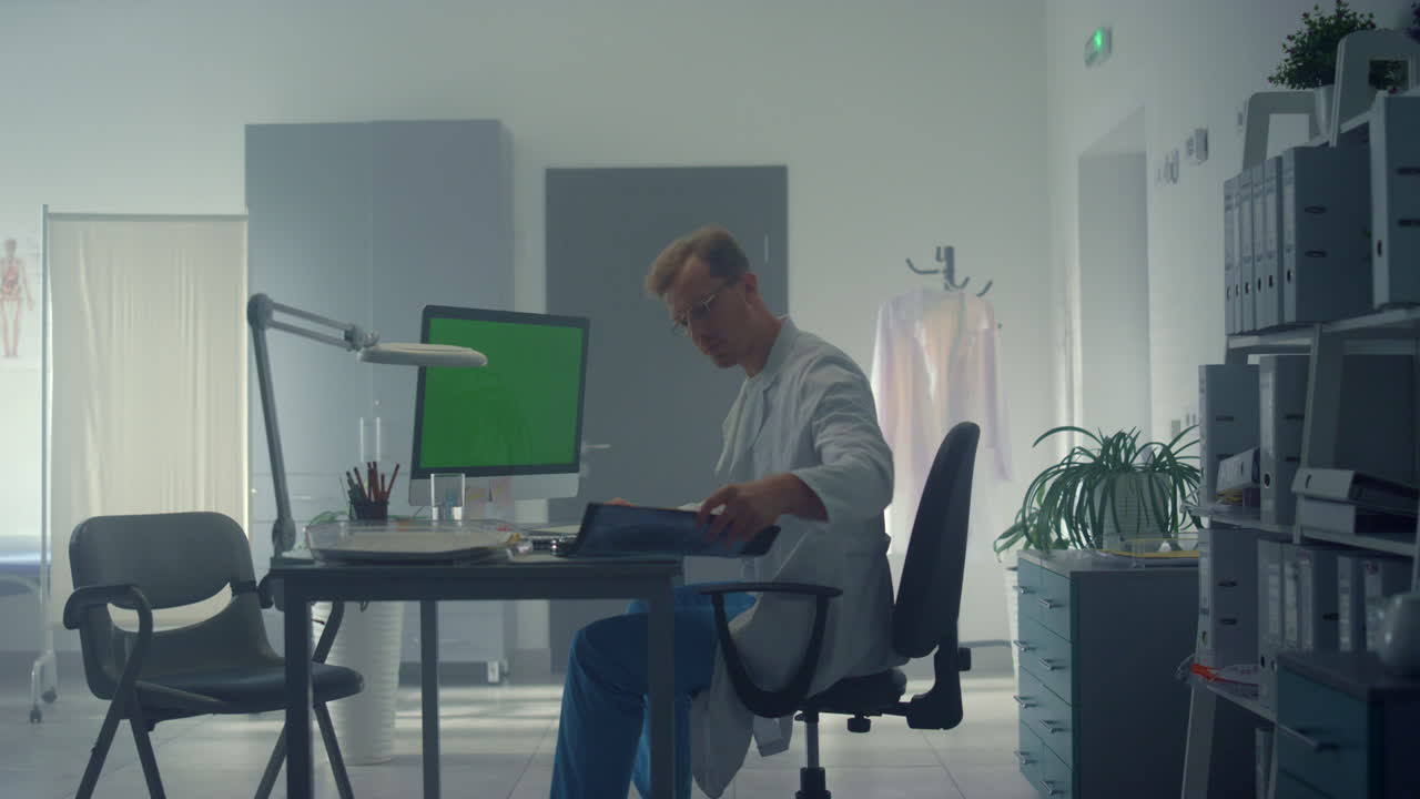 pantalla de tecla de croma médico computadora en la consulta en línea. terapeuta trabajando