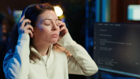 admin escuchando música y escribiendo líneas de código filtrando tráfico malicioso