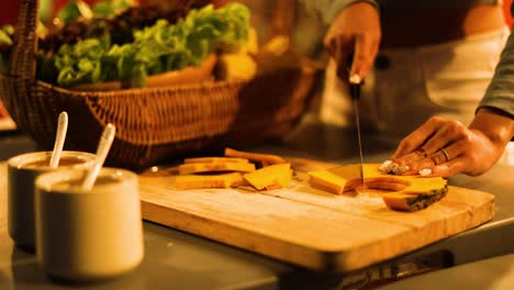 persona cortando verduras en un entorno de cocina