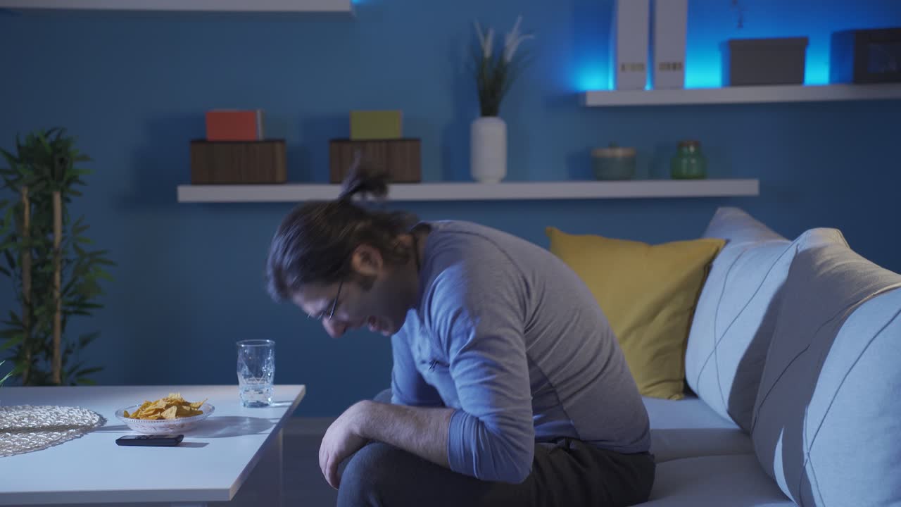 재미있는 남자가 자기 자신을 비웃고 있다.