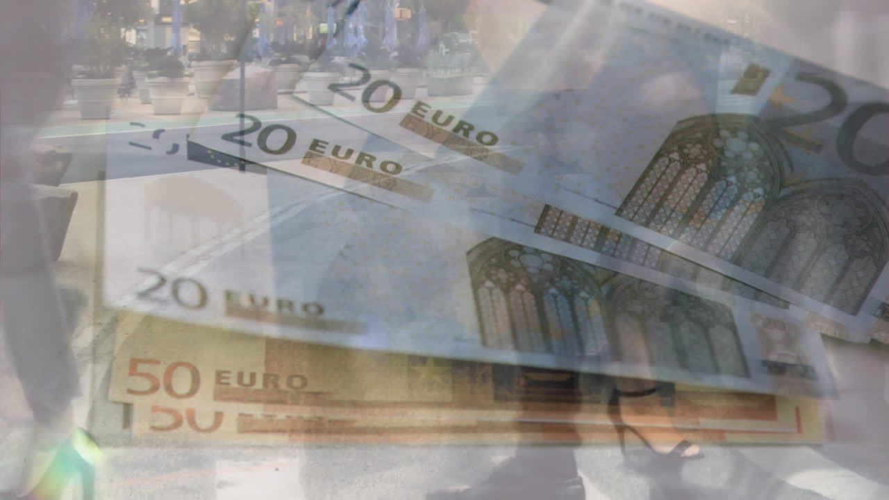 la gente camina y los billetes de euro flotan